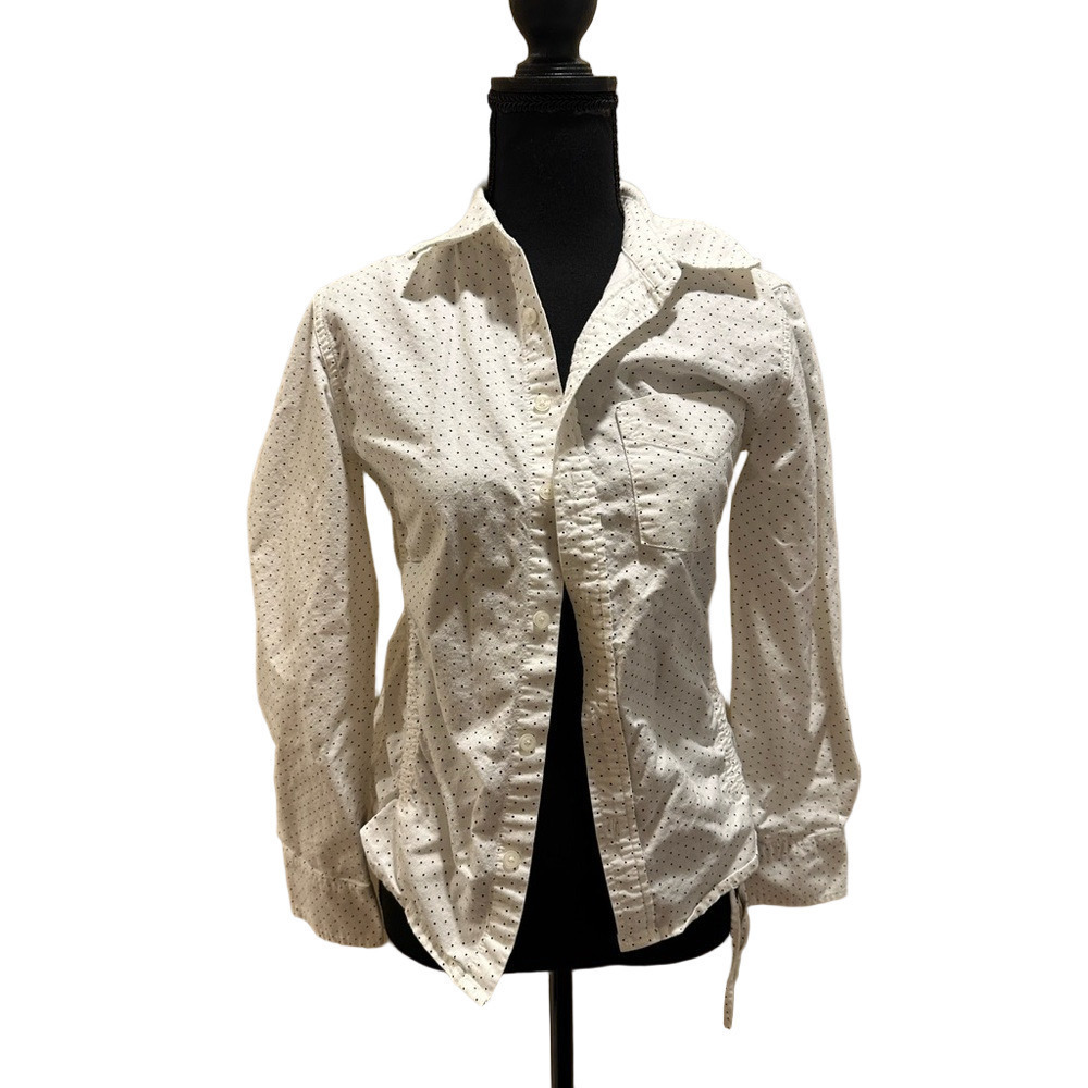 CURRENT ELLIOTT WHITE AND BLACK POLKA DOT BUTTON DOWN TOP WITH SIDE RUNCHING